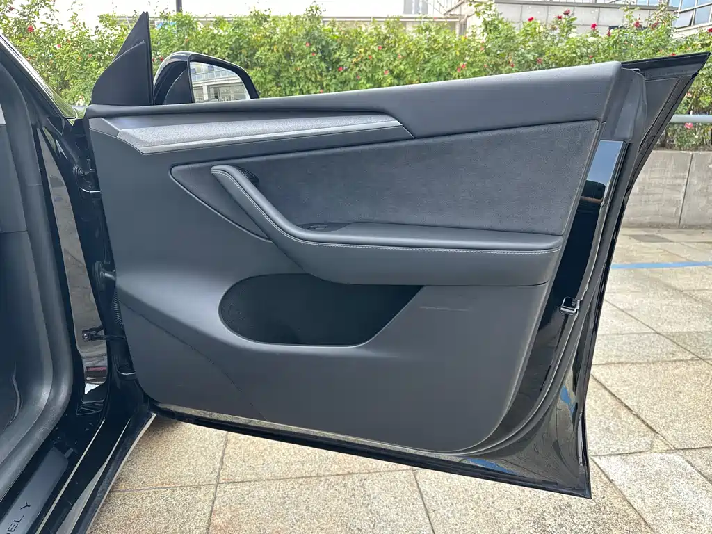 Tesla Model Y — фото 28