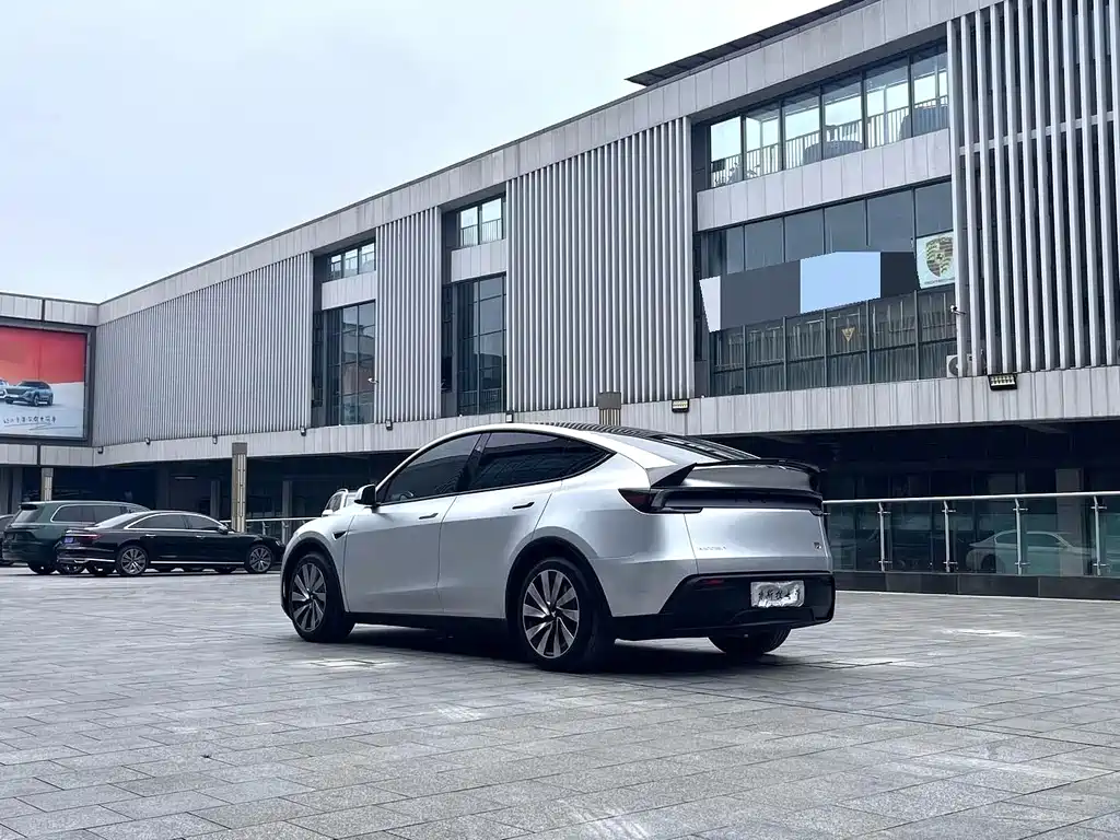 Tesla Model Y — фото 6
