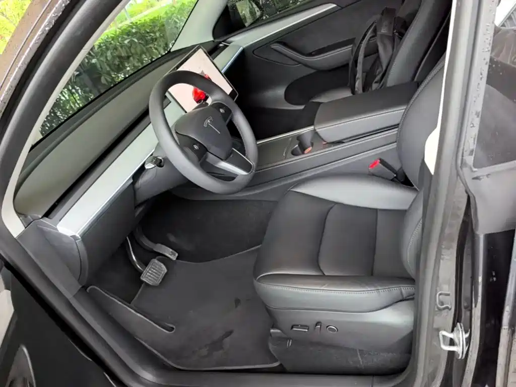 Tesla Model Y — фото 15