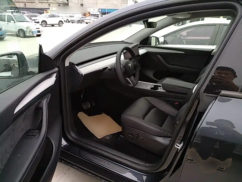 Tesla Model Y — фото 11