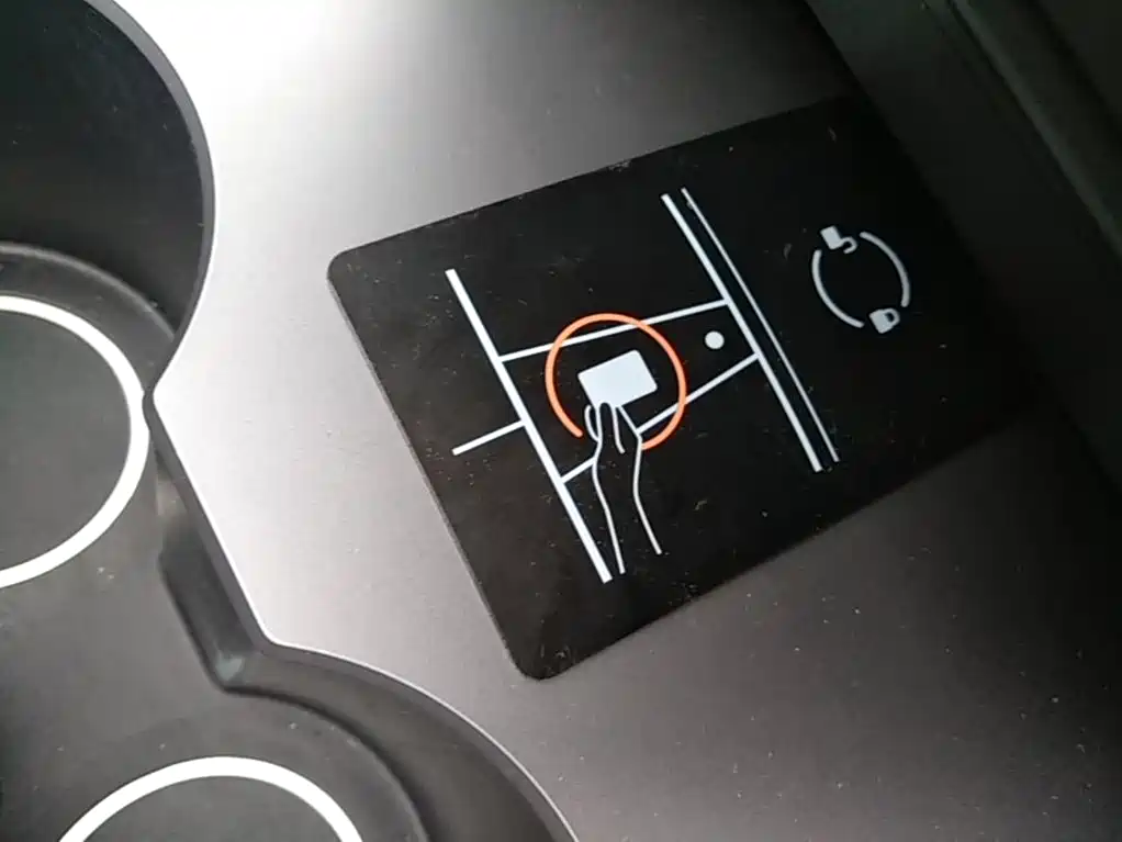 Tesla Model Y — фото 17