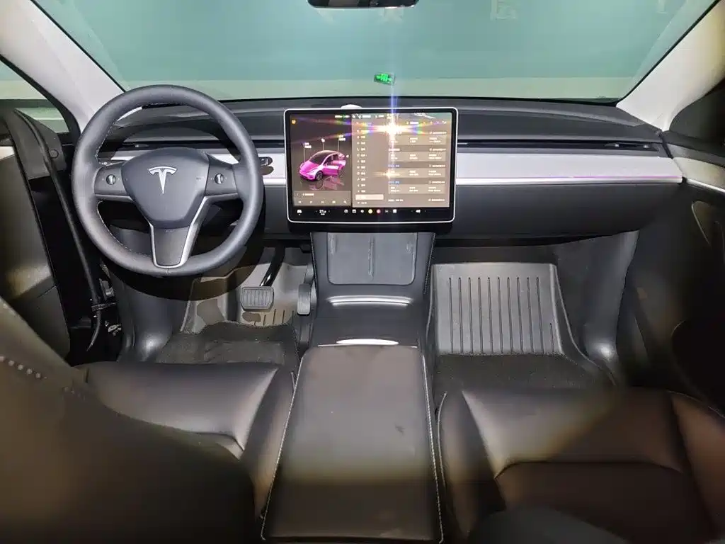 Tesla Model Y — фото 10