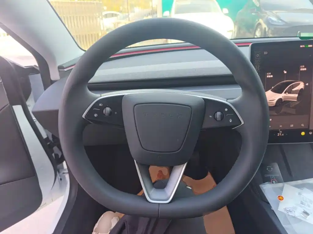 Tesla Model 3 — фото 11