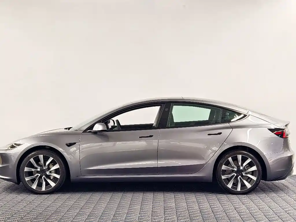Tesla Model 3 — фото 4