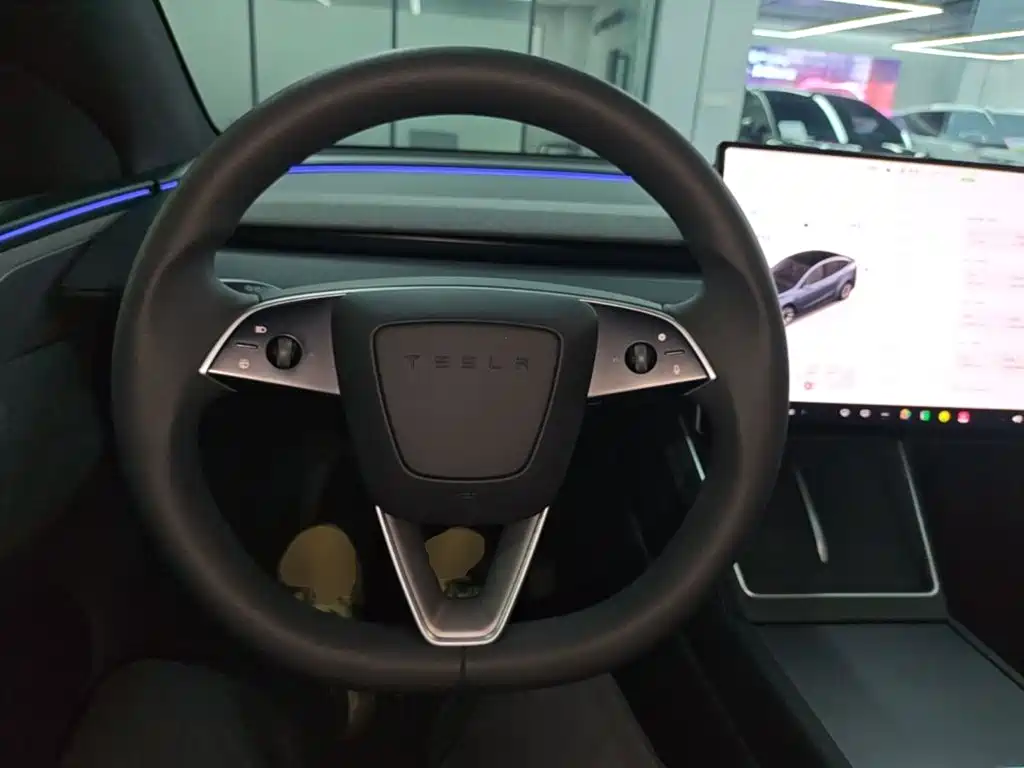 Tesla Model Y L — фото 11