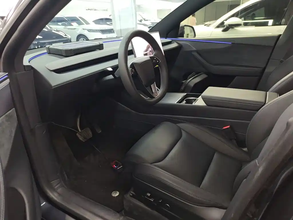 Tesla Model Y L — фото 15