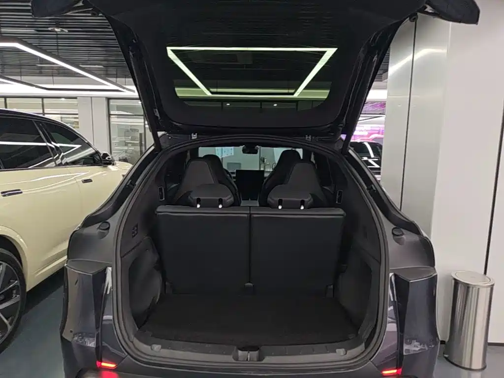 Tesla Model Y L — фото 19