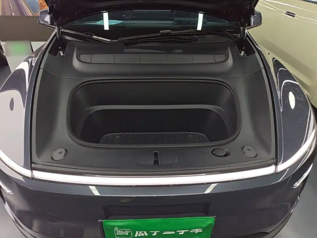 Tesla Model Y L — фото 20