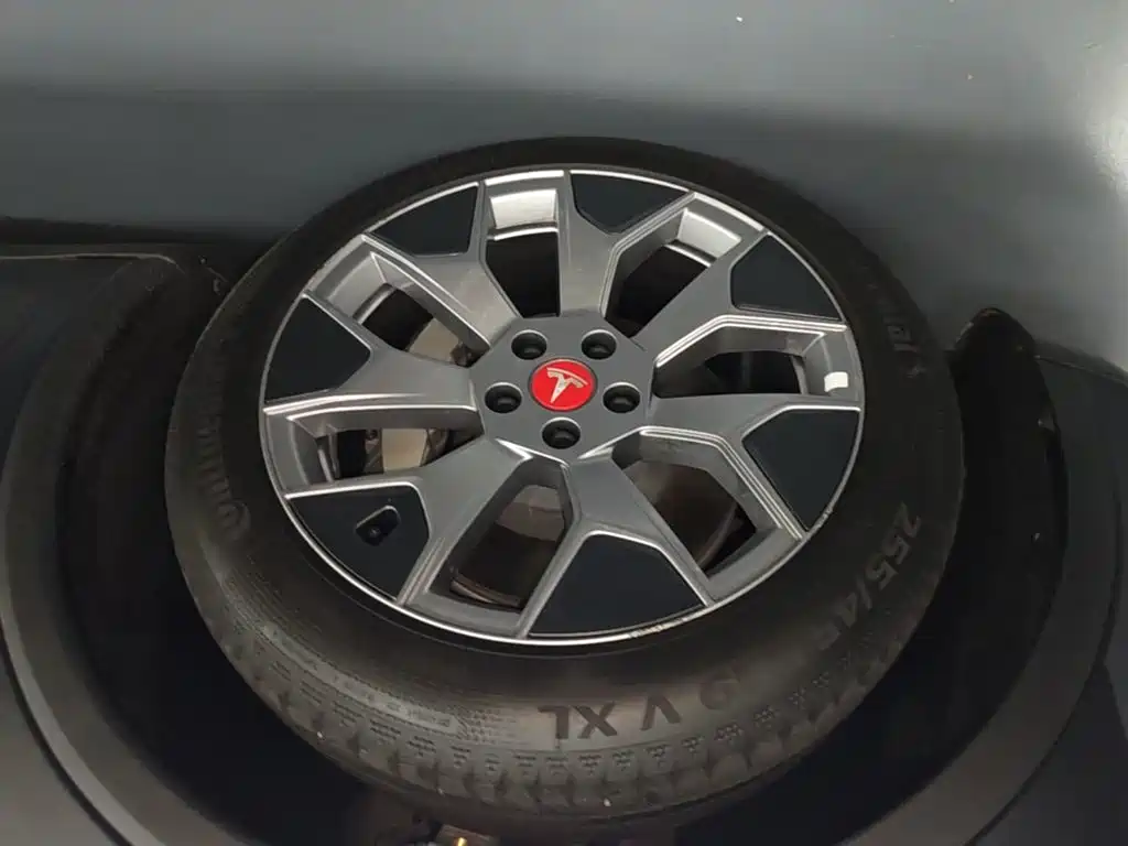 Tesla Model Y L — фото 23