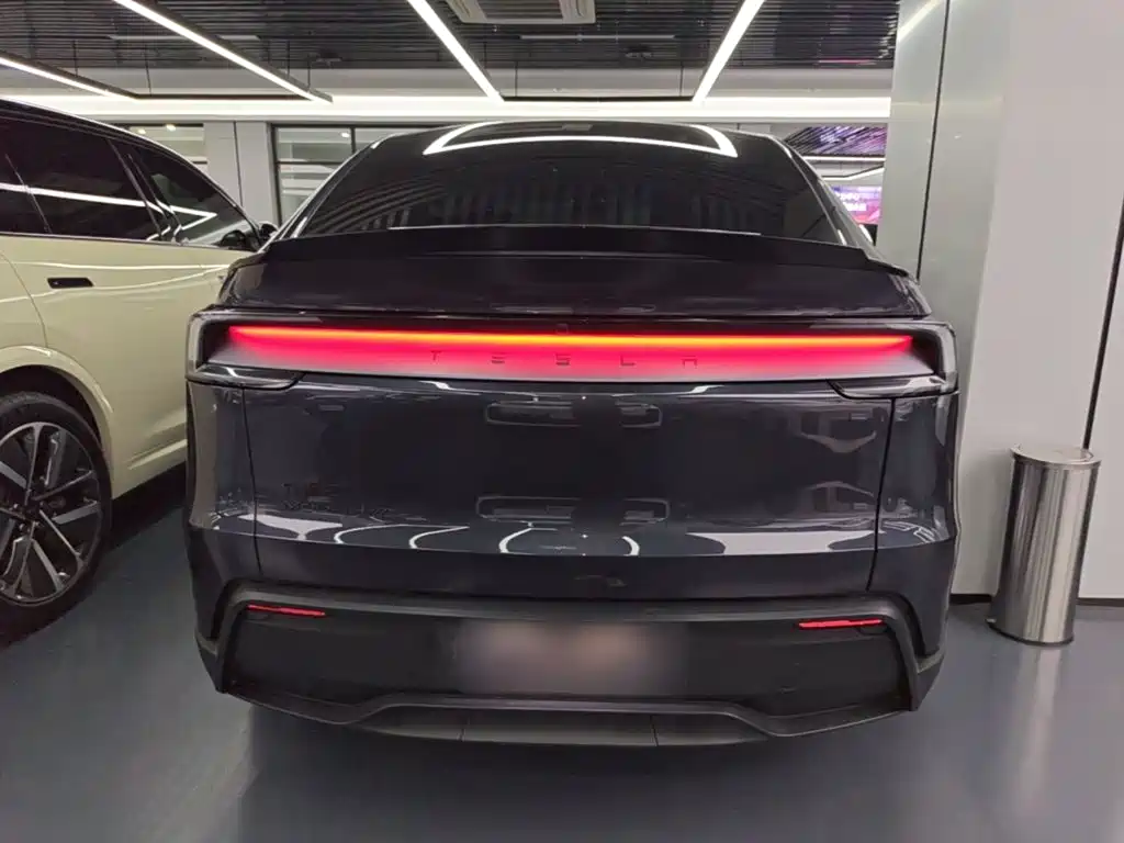 Tesla Model Y L — фото 6