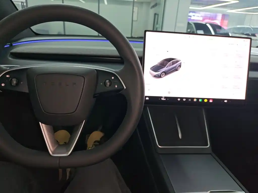 Tesla Model Y L — фото 10