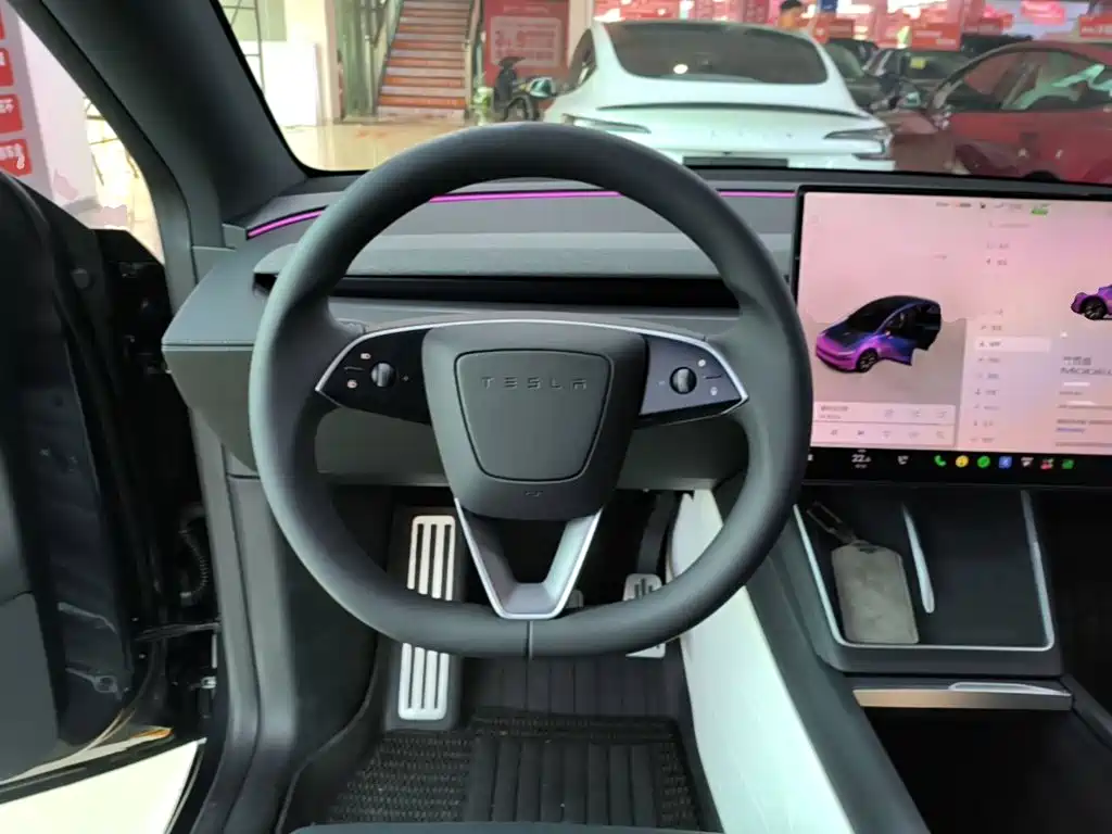 Tesla Model Y L — фото 11