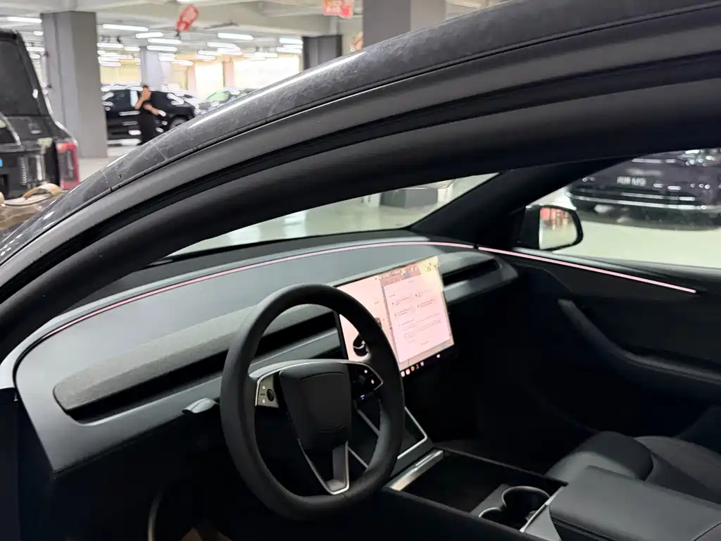 Tesla Model Y L — фото 10