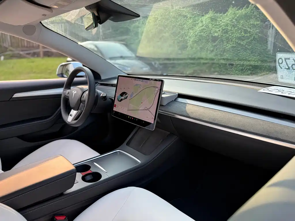 Tesla Model 3 — фото 17