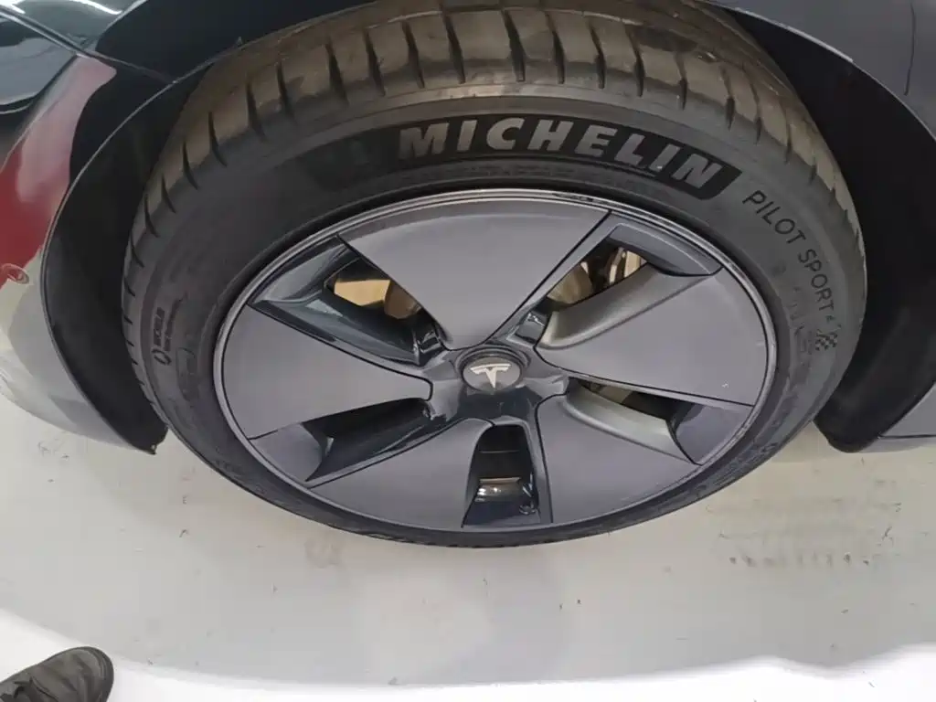 Tesla Model 3 — фото 23