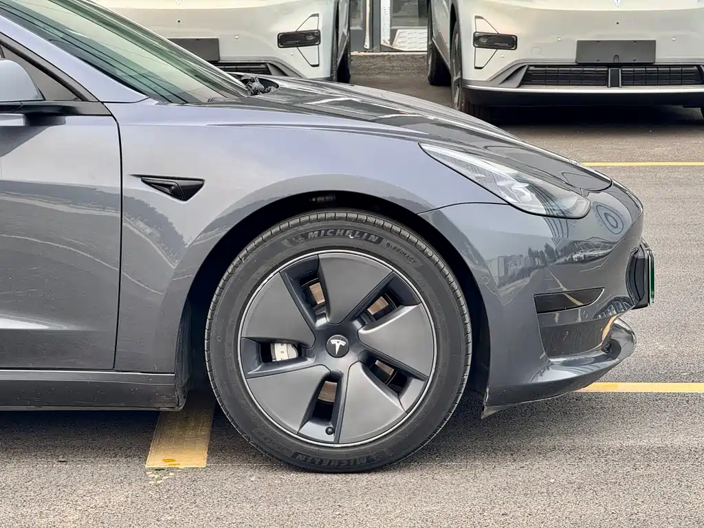 Tesla Model 3 — фото 4