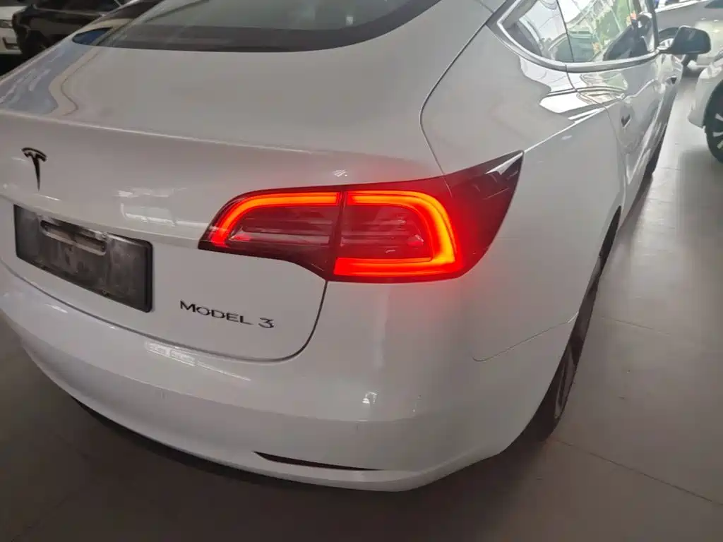 Tesla Model 3 — фото 8