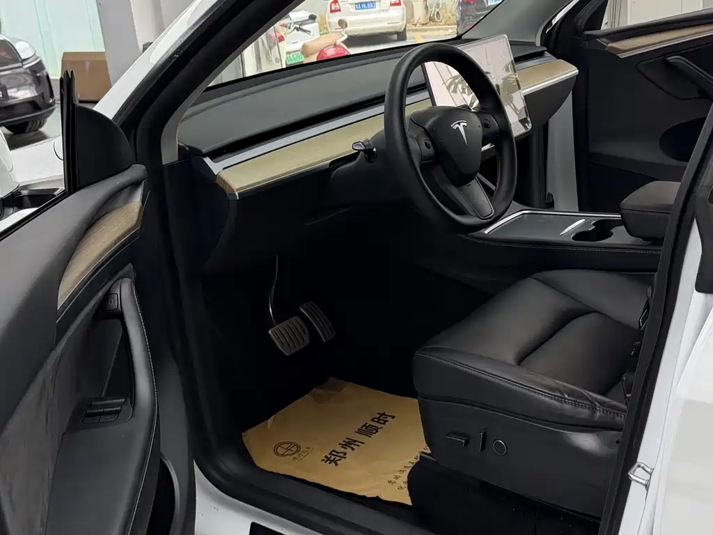 Tesla Model Y — фото 6