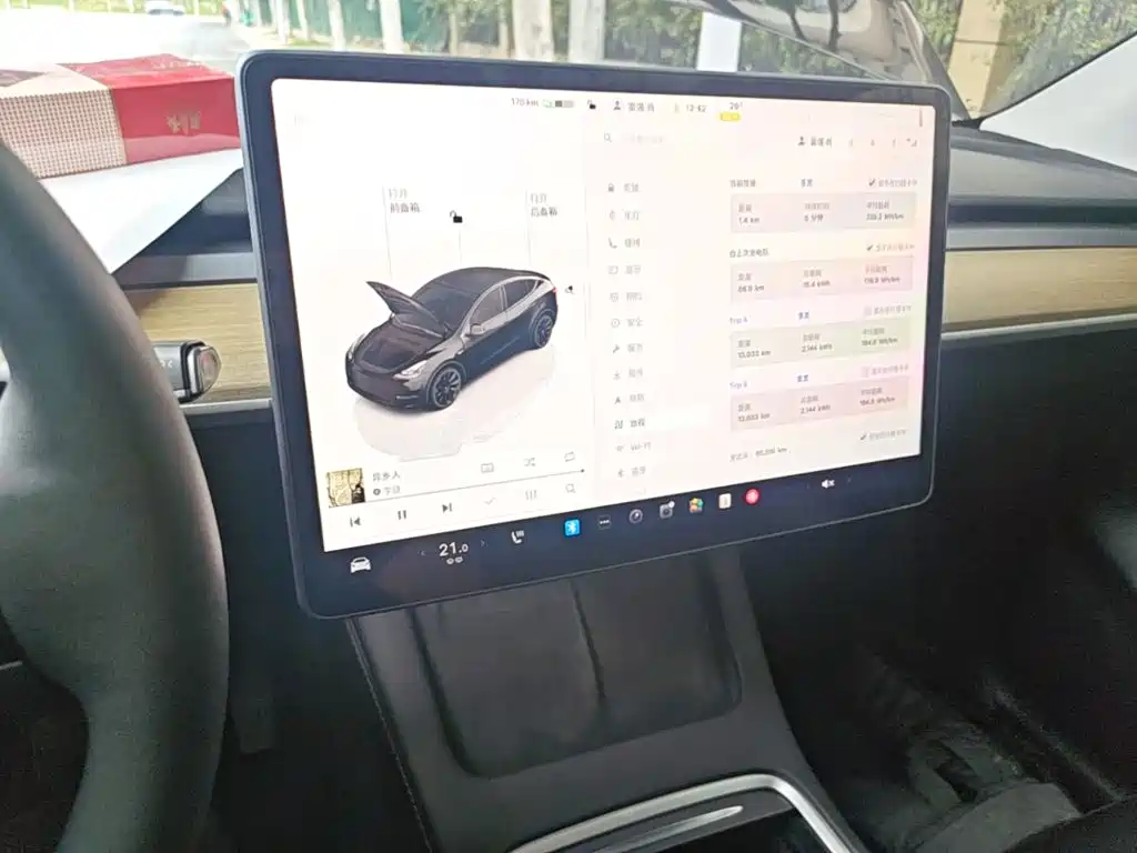 Tesla Model Y — фото 13