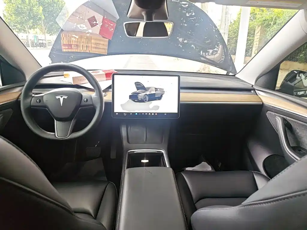 Tesla Model Y — фото 10