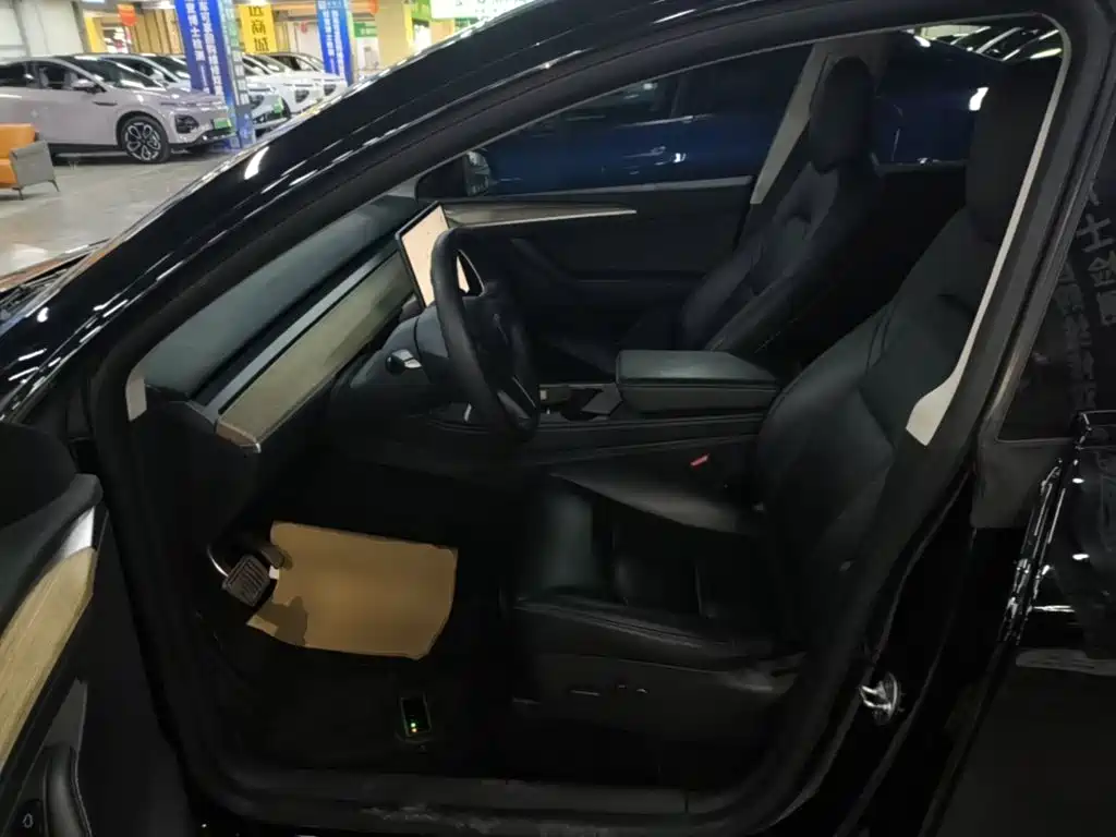 Tesla Model Y — фото 15