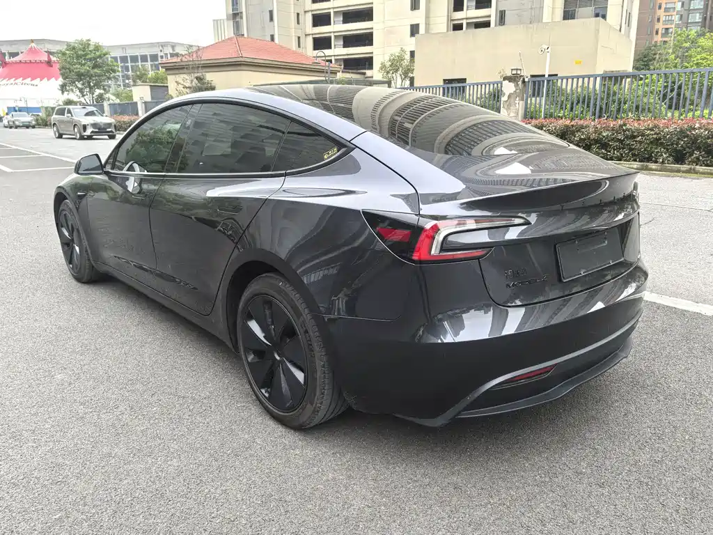 Tesla Model 3 — фото 7