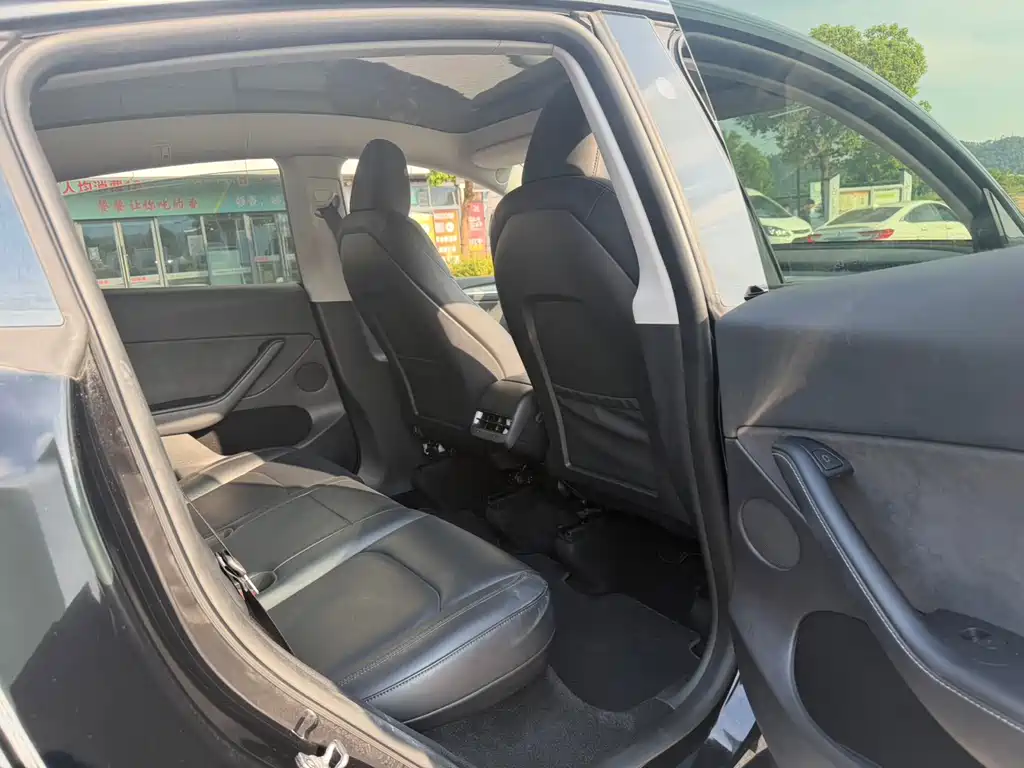 Tesla Model Y — фото 11