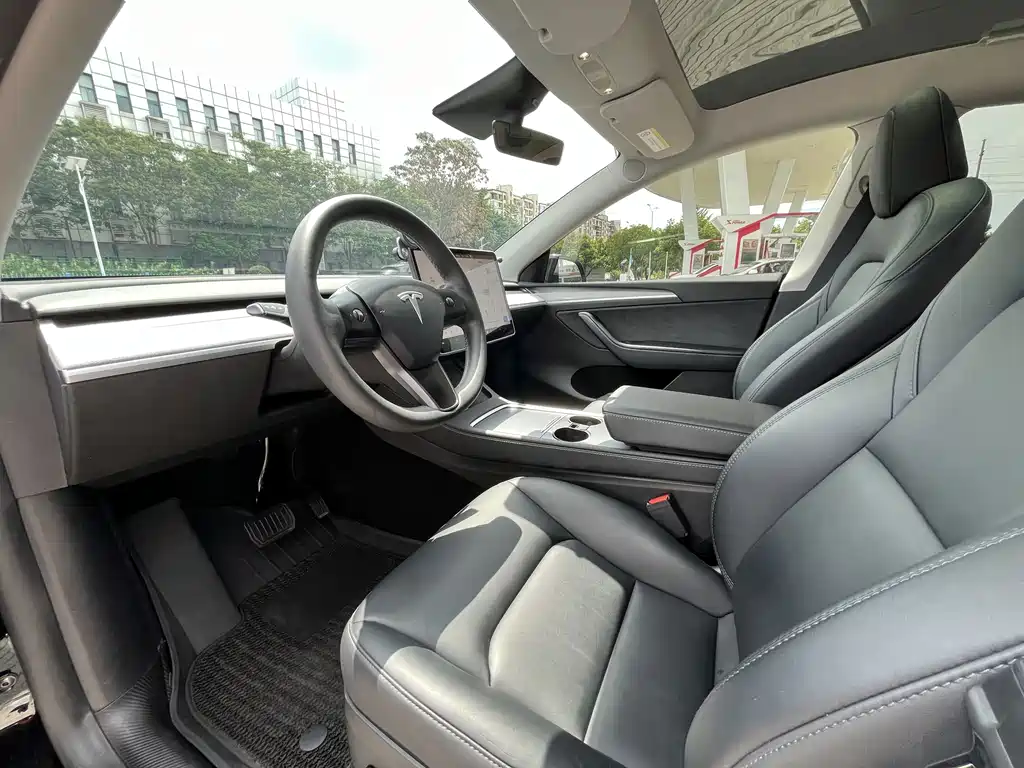 Tesla Model Y — фото 13