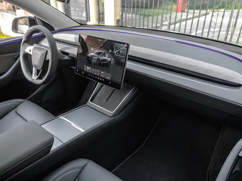 Tesla Model Y — фото 14