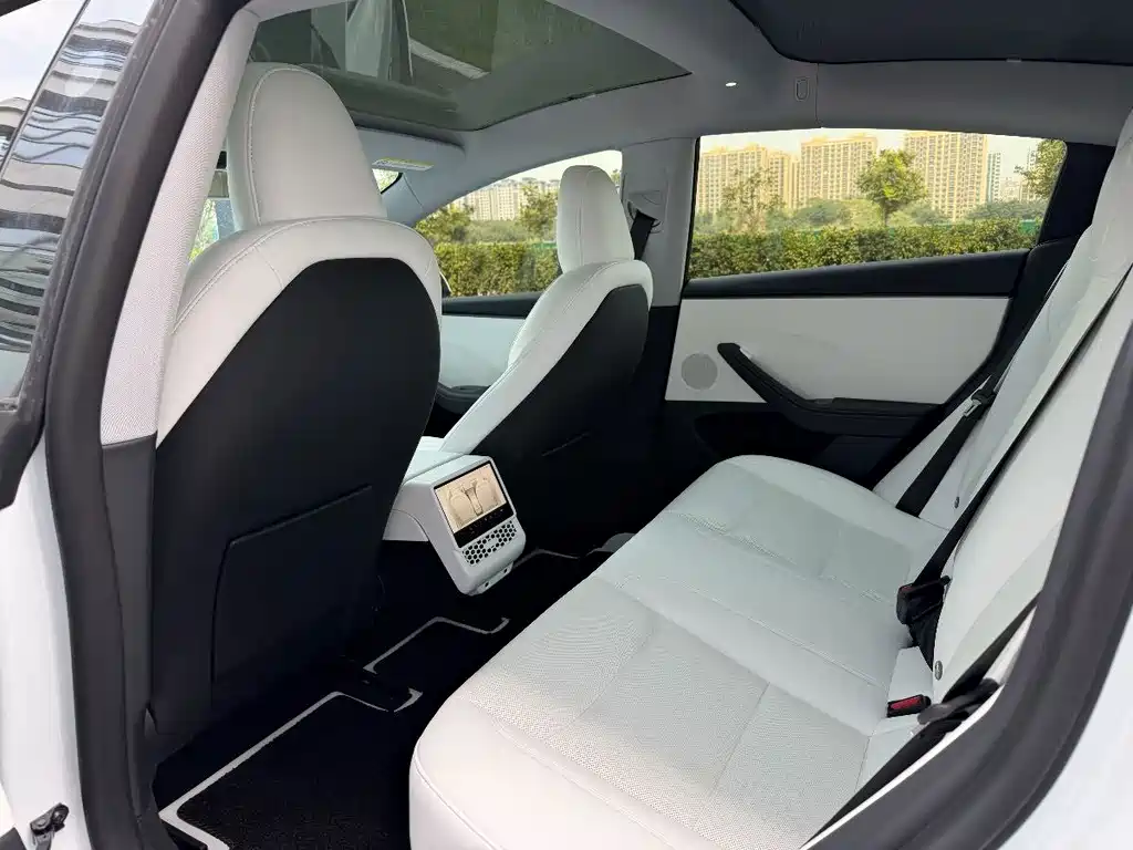Tesla Model 3 — фото 14