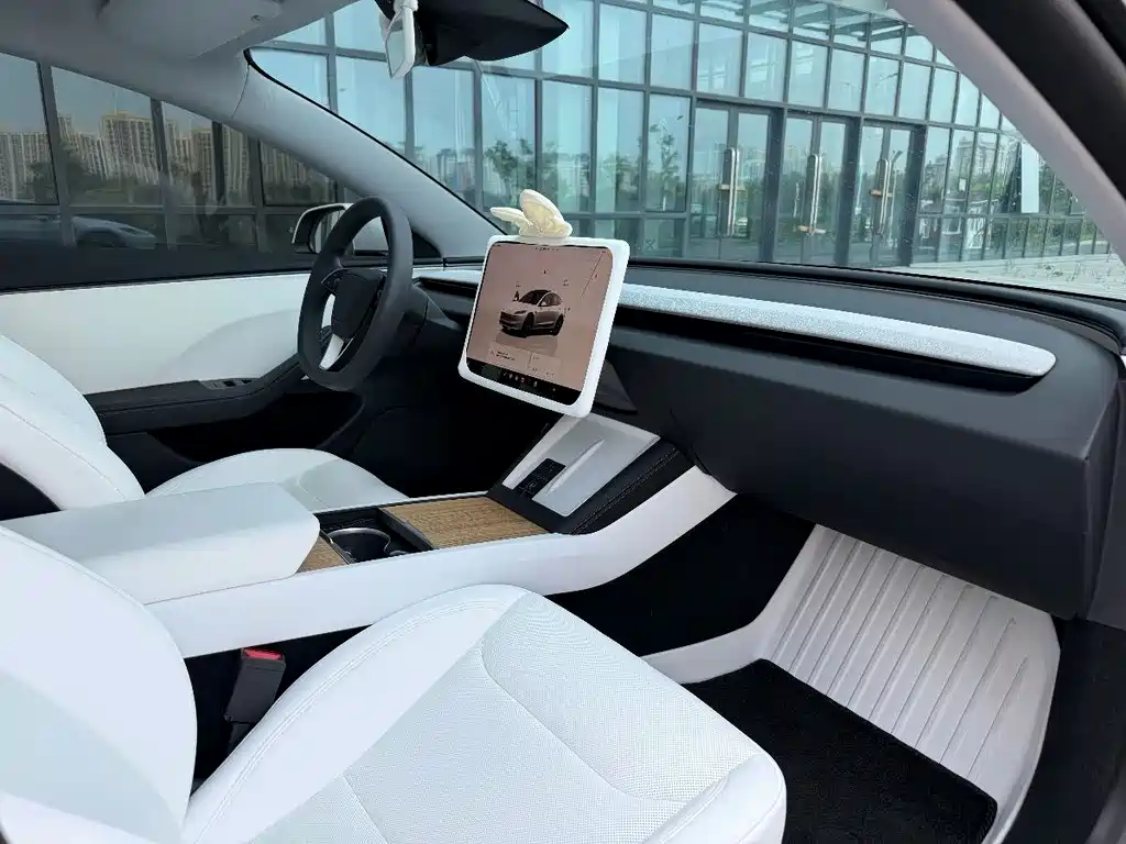 Tesla Model 3 — фото 10