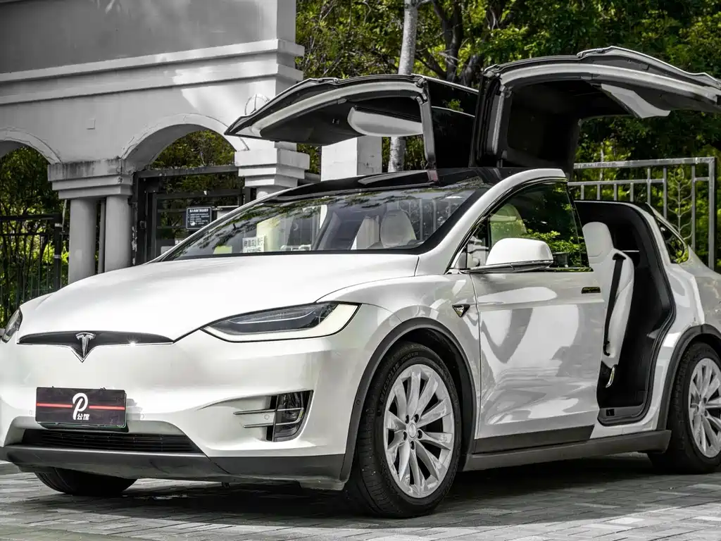 Tesla Model X — фото 3