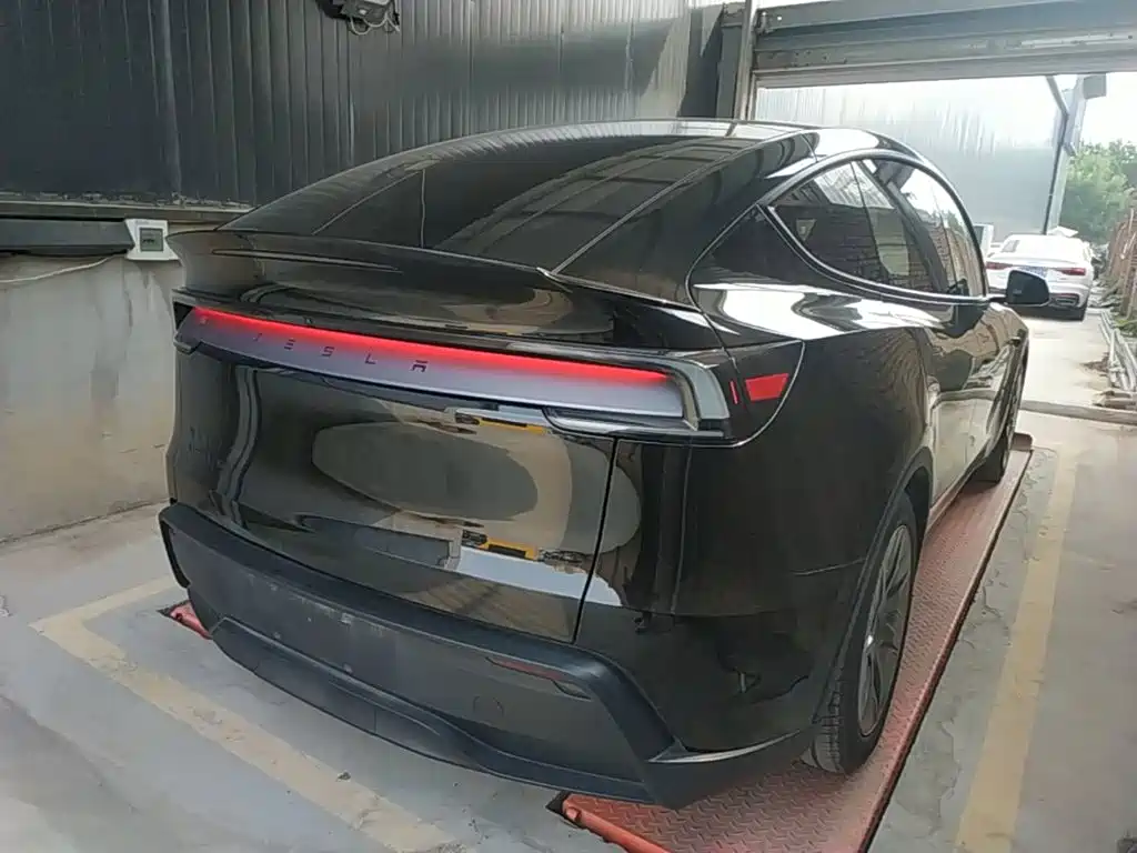 Tesla Model Y L — фото 7
