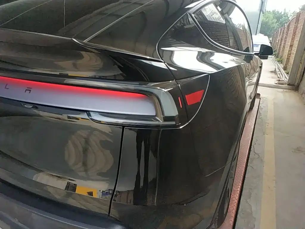 Tesla Model Y L — фото 8