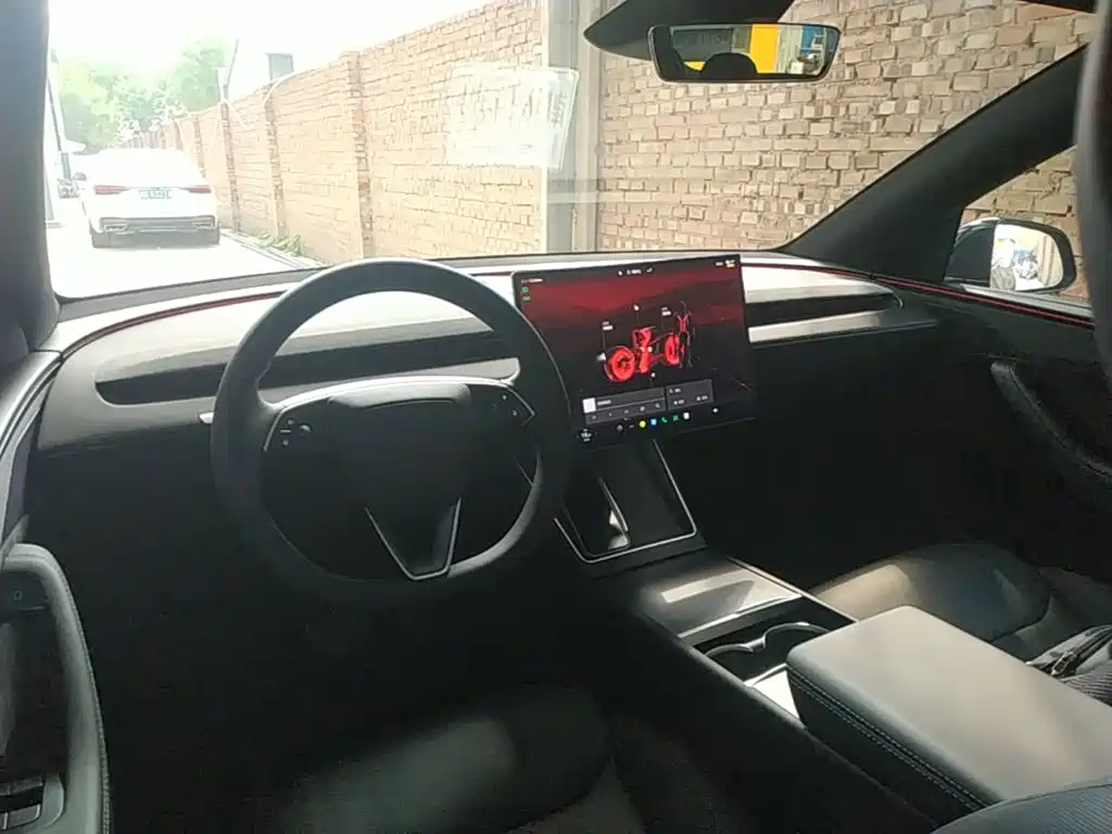 Tesla Model Y L — фото 10