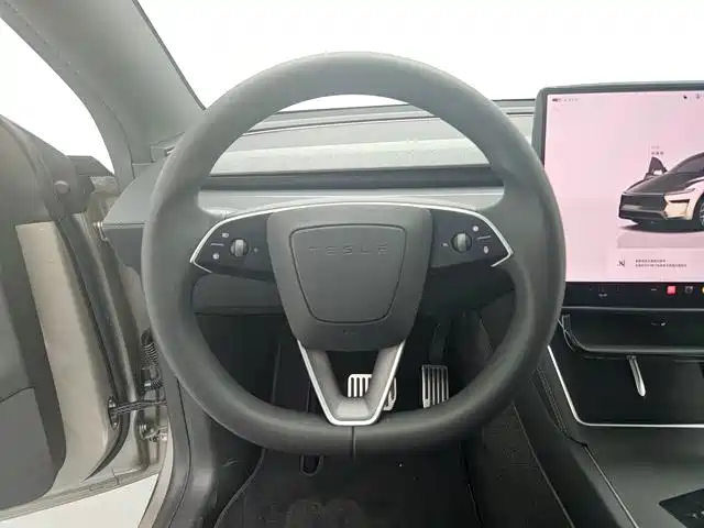 Tesla Model Y L — фото 13