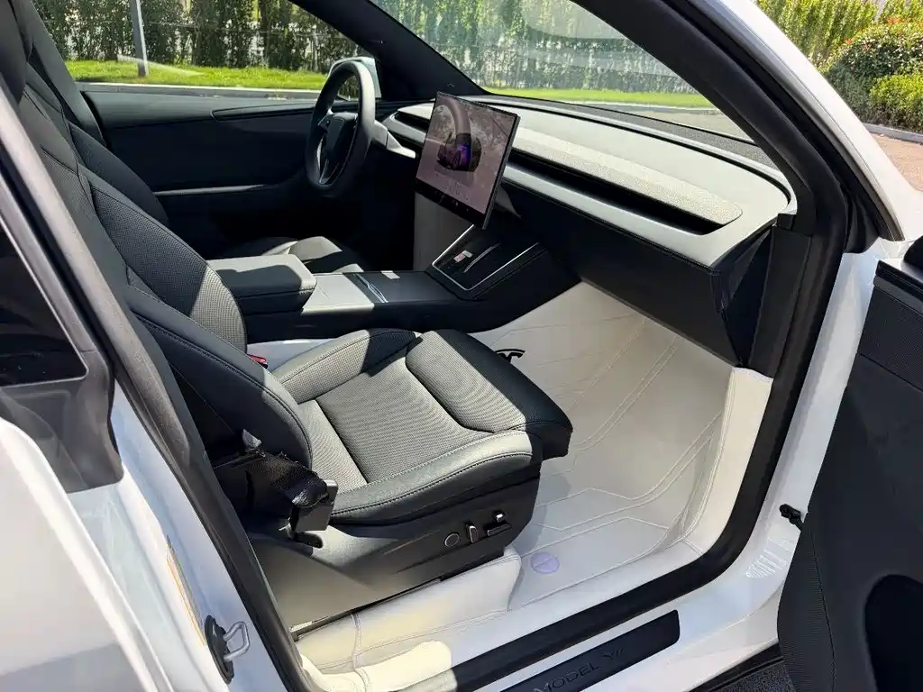 Tesla Model Y L — фото 11