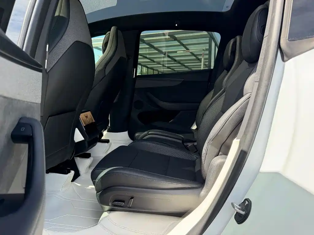 Tesla Model Y L — фото 13