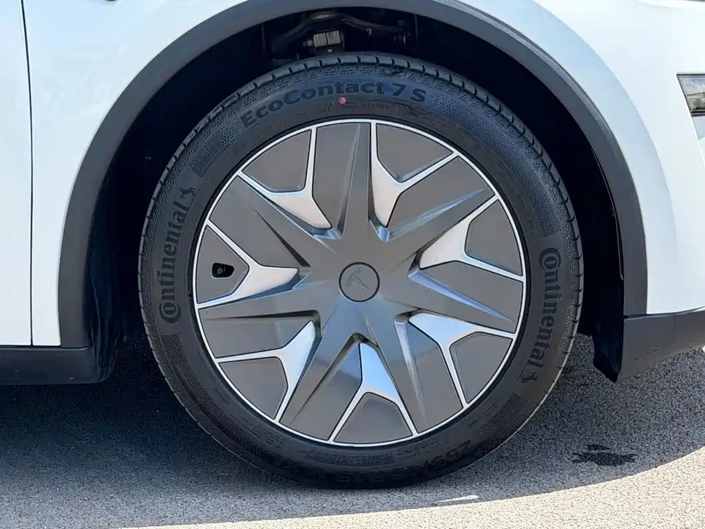 Tesla Model Y L — фото 6
