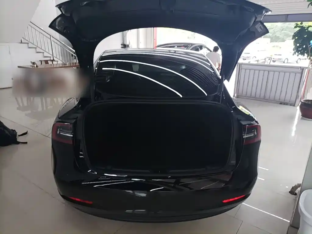 Tesla Model 3 — фото 9