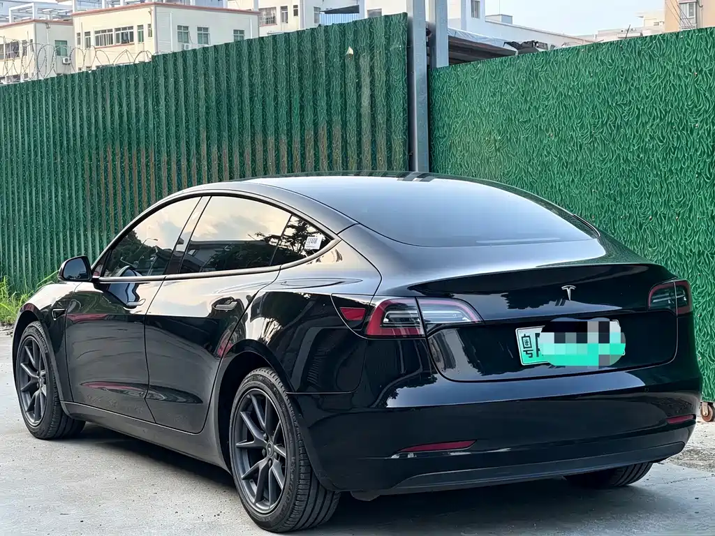 Tesla Model 3 — фото 9