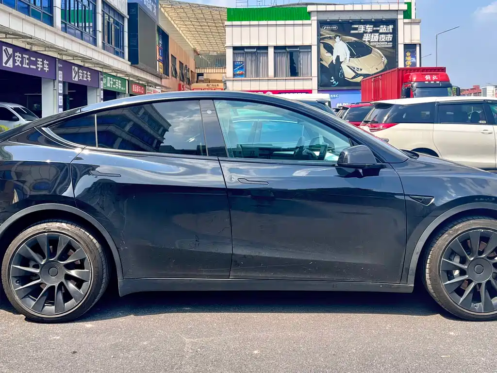 Tesla Model Y — фото 13