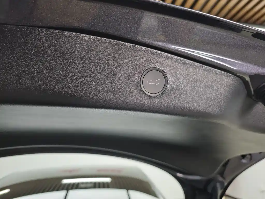 Tesla Model 3 — фото 14