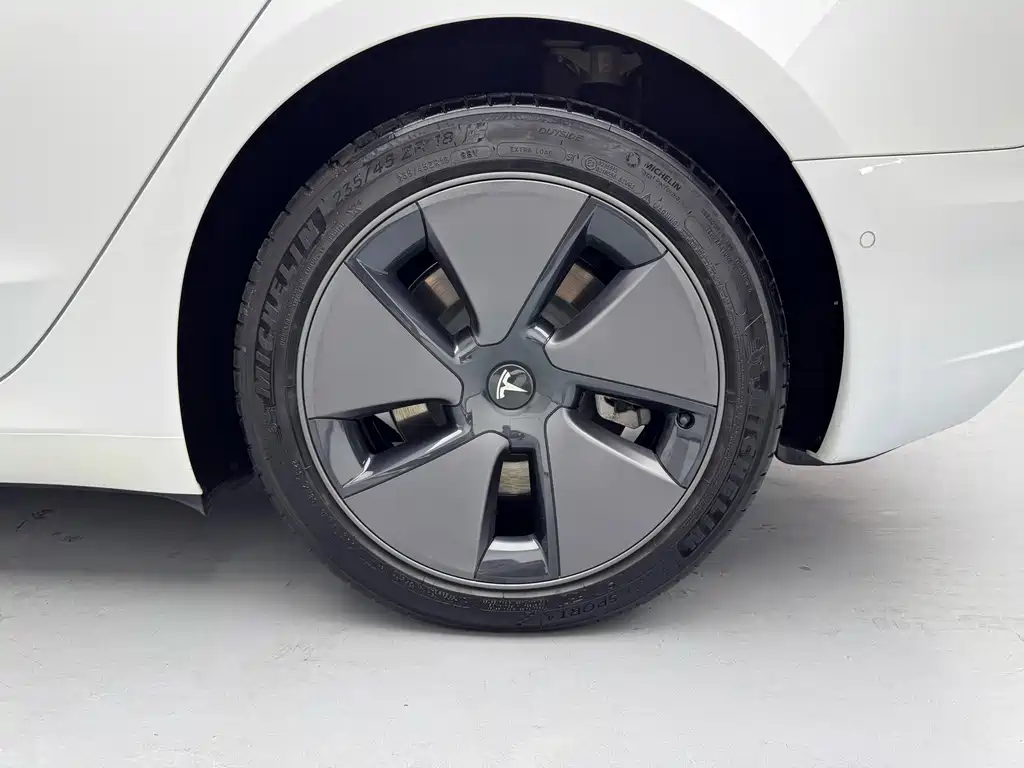Tesla Model 3 — фото 19