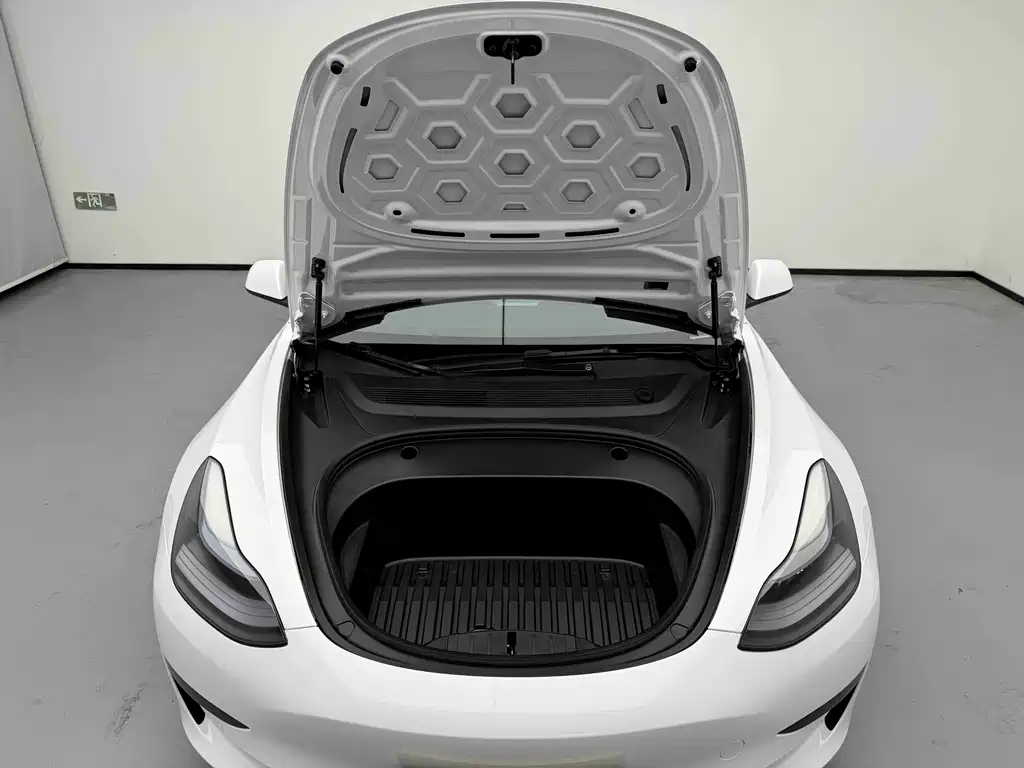 Tesla Model 3 — фото 9