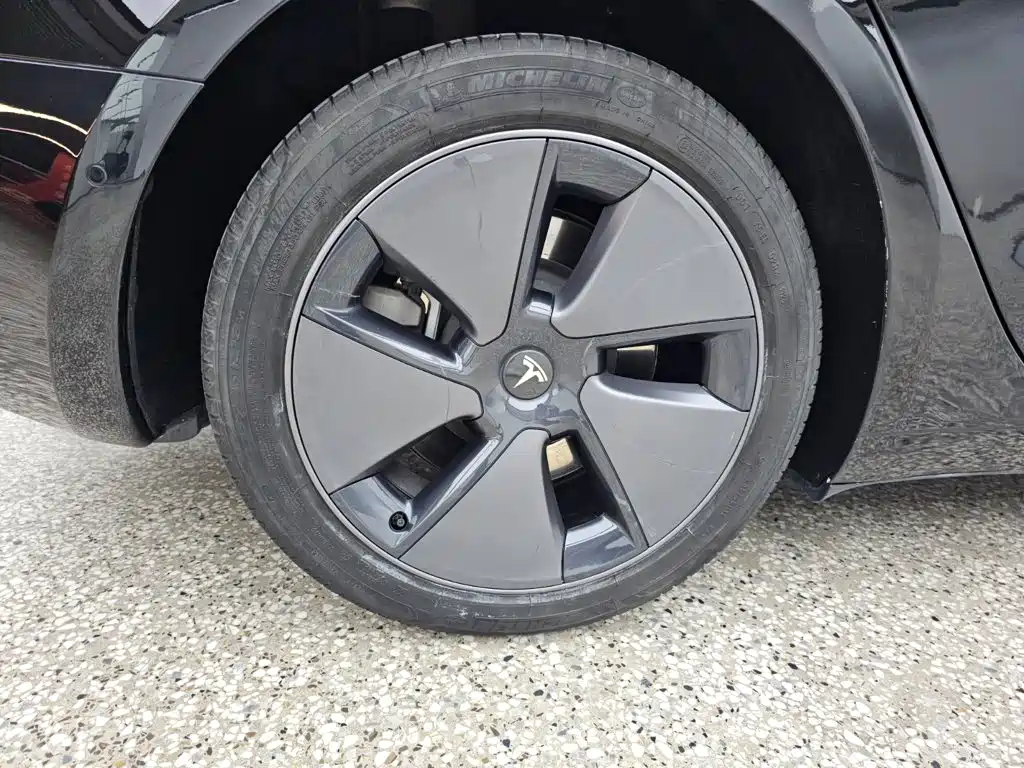 Tesla Model 3 — фото 15
