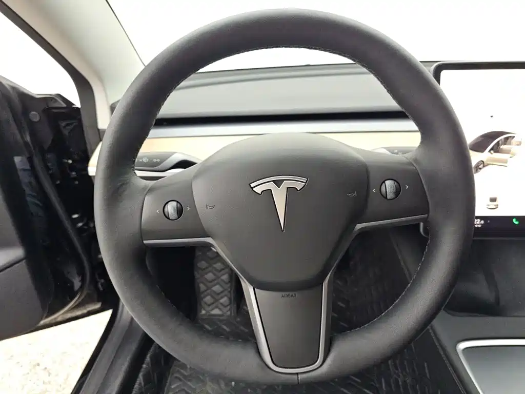 Tesla Model 3 — фото 9