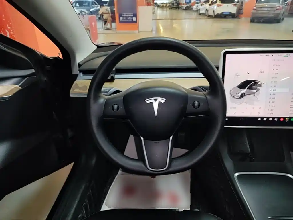 Tesla Model 3 — фото 11