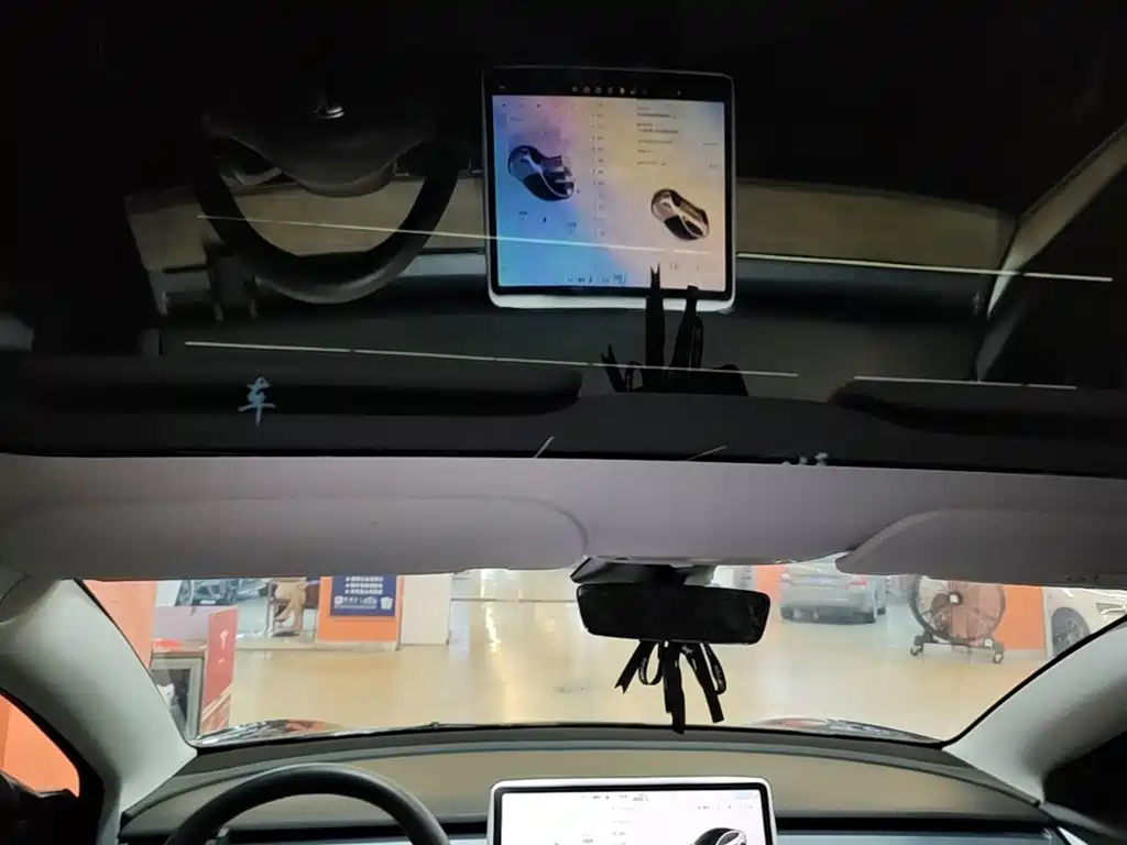 Tesla Model 3 — фото 18
