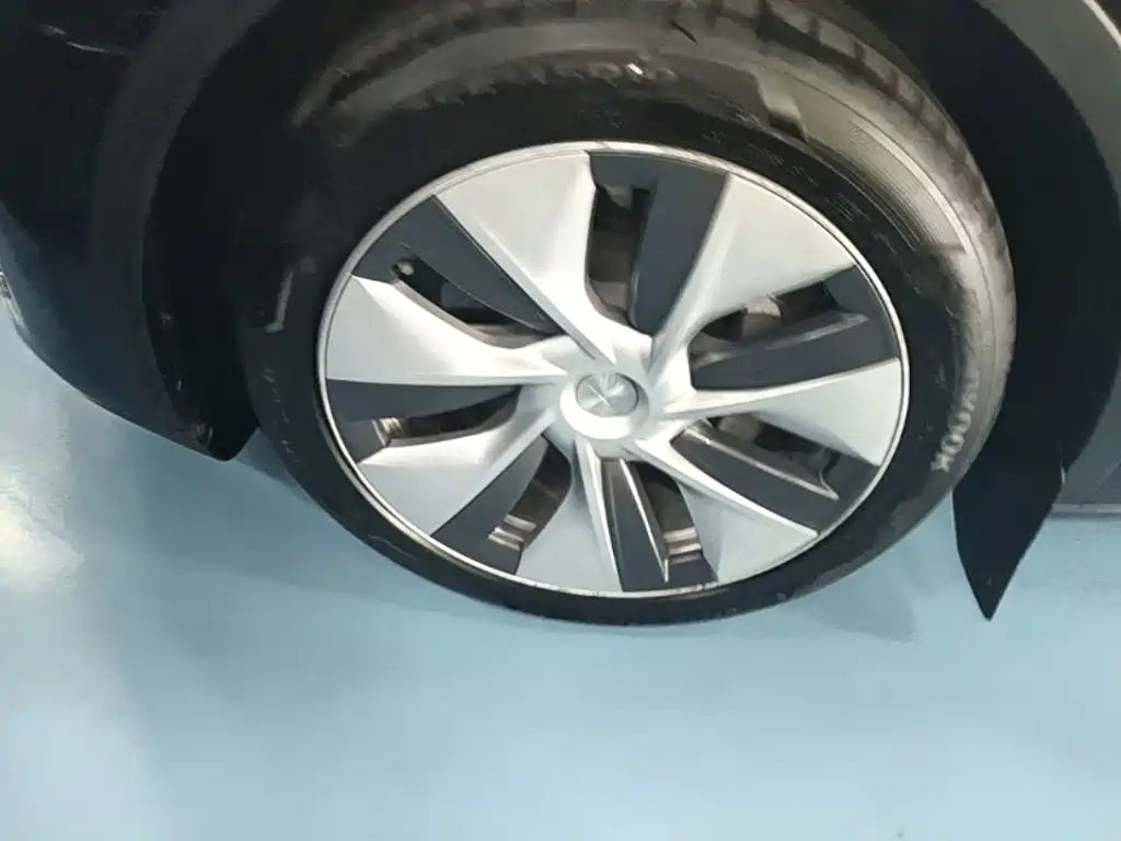 Tesla Model Y — фото 25